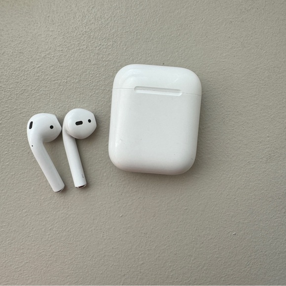 Apple AirPods 2nd Gen - excellent - Picture 2 of 6